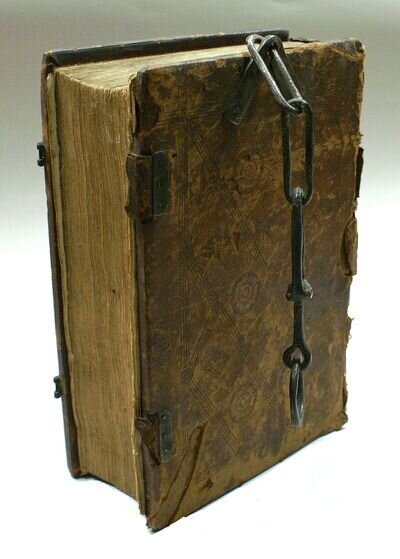 Книга на цепи. XV век. Michail Jungierek / CC-BY-SA-3.0