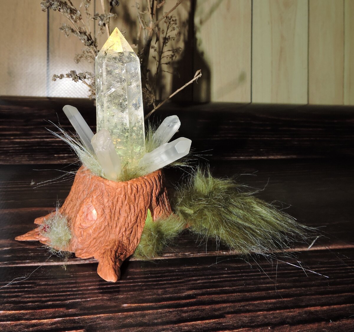 Светильник-пенек из натурального кварца на светодиодной свече.