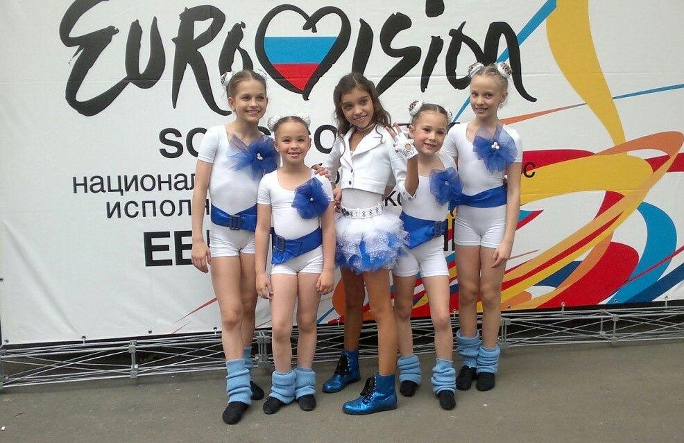 Вика, вторая слева