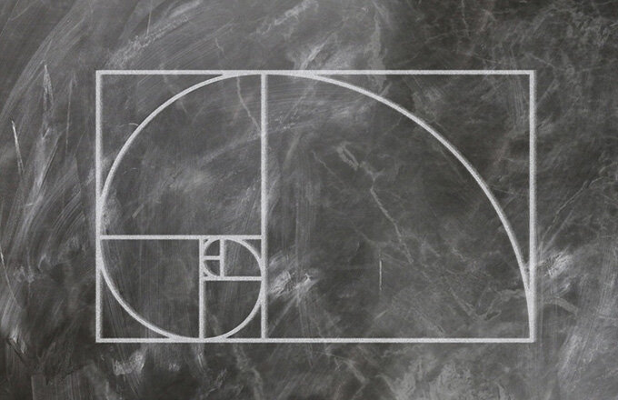 Корни золотого сечения можно отыскать на заре греческой цивилизации. Считается, что древние египтяне также использовали его для создания пирамид и гробниц. Греки, возможно, были первыми, кто обнаружил прекрасную асимметрию в естественных вещах, таких как деревья, цветы, животные и т. д. Они использовали греческую букву Phi, чтобы обозначить это явление. На протяжении веков художники и архитекторы прибегали к пониманию пропорций и основных концепций золотого сечения, чтобы создавать эстетически приятную архитектуру и произведения искусства. Если говорить о нынешних временах, то золотое сечение используется для определения визуального расположения и формата таких вещей, как логотип, кредитная карта, мебель, книги и даже столь приземленное, как дизайн тарелок в закусочной. Другими словами, вы можете не догадываться, но Золотое сечение существует повсюду вокруг вас! Соотношение золотого сечения получено из знаменитой последовательности Фибоначчи. Это встречающаяся в природе числовая последовательность, которая встречается практически везде.  Она представляет собой сумму двух чисел, предшествующих ей: 0, 1,1, 2, 3, 5, 8, 13, 21 и т. д. до бесконечности. Это идеально симметричное отношение равно 1:1,618. Визуально это выглядит так: