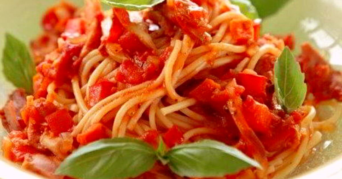 Спагетти с курицей и томатами.