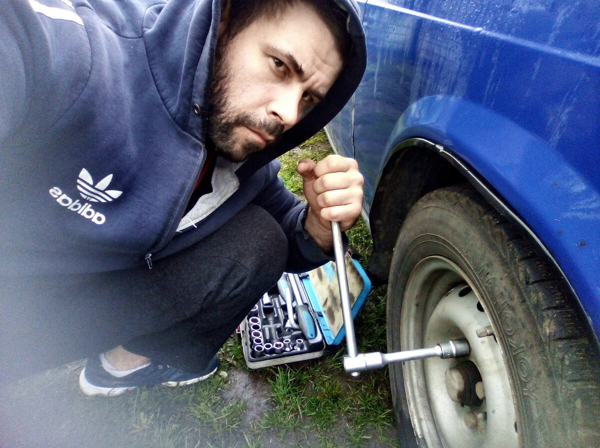 Замена шины на автомобиле