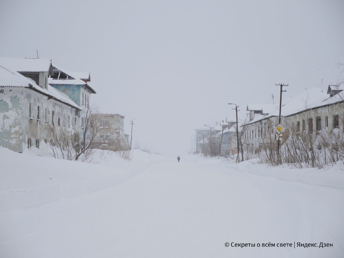 Туман, снег и одинокий человек