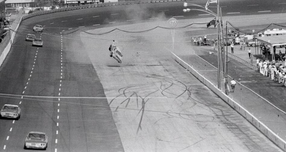 Во время майской гонки в Дарлингтоне 1970 года Rebel 400 самый титулованный гонщик НАСКАР "Король" Ричард Петти попал в одну из самых тяжелых аварий в своей карьере, из-за которой он вынужден был...-2