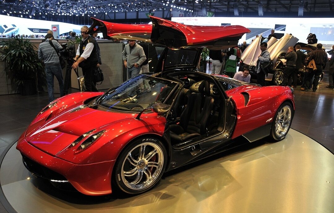 Для китайского рынка была представлена серия из трёх спецверсий — Pagani Huayra Dinastia[18]. Каждый автомобиль посвящён одному из драконов китайской мифологии и имеет свой собственный цвет: синий, золотой, красный. Углепластиковые кузовы были украшены изображениями драконов, а сзади установлены небольшие «плавники».