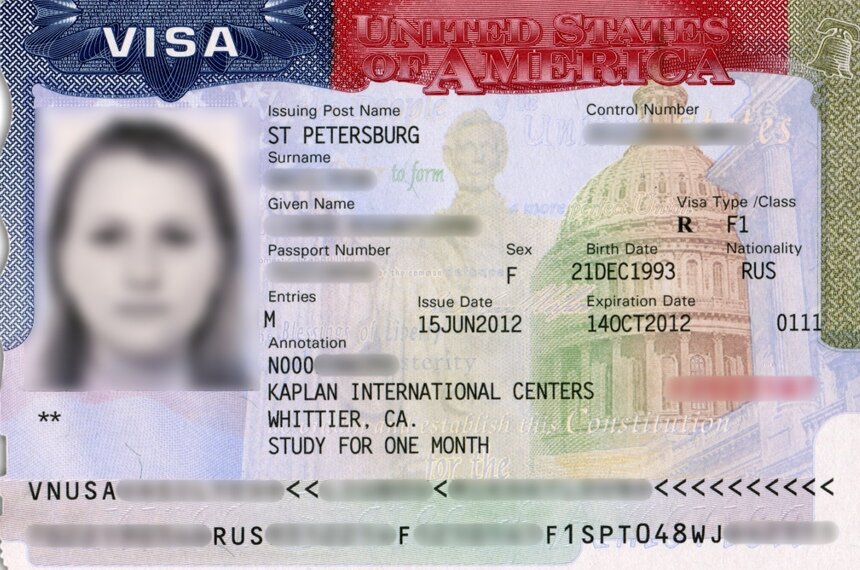 "Мы сожалеем, что действия правительства России вынудили нас сократить наш штат сотрудников консульства на 75%, и будем стараться предложить гражданам США как можно больше сервисов" - сказали в посольстве США в России. 
Посольство США в России объявило о сокращении оказываемых консульских услуг, с 12 мая их будут оказывать только в экстренном порядке американцам