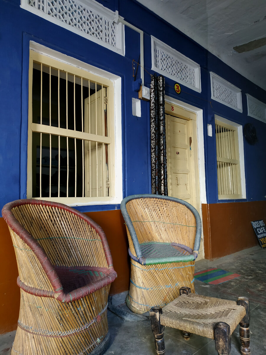 перед входом в мою комнату