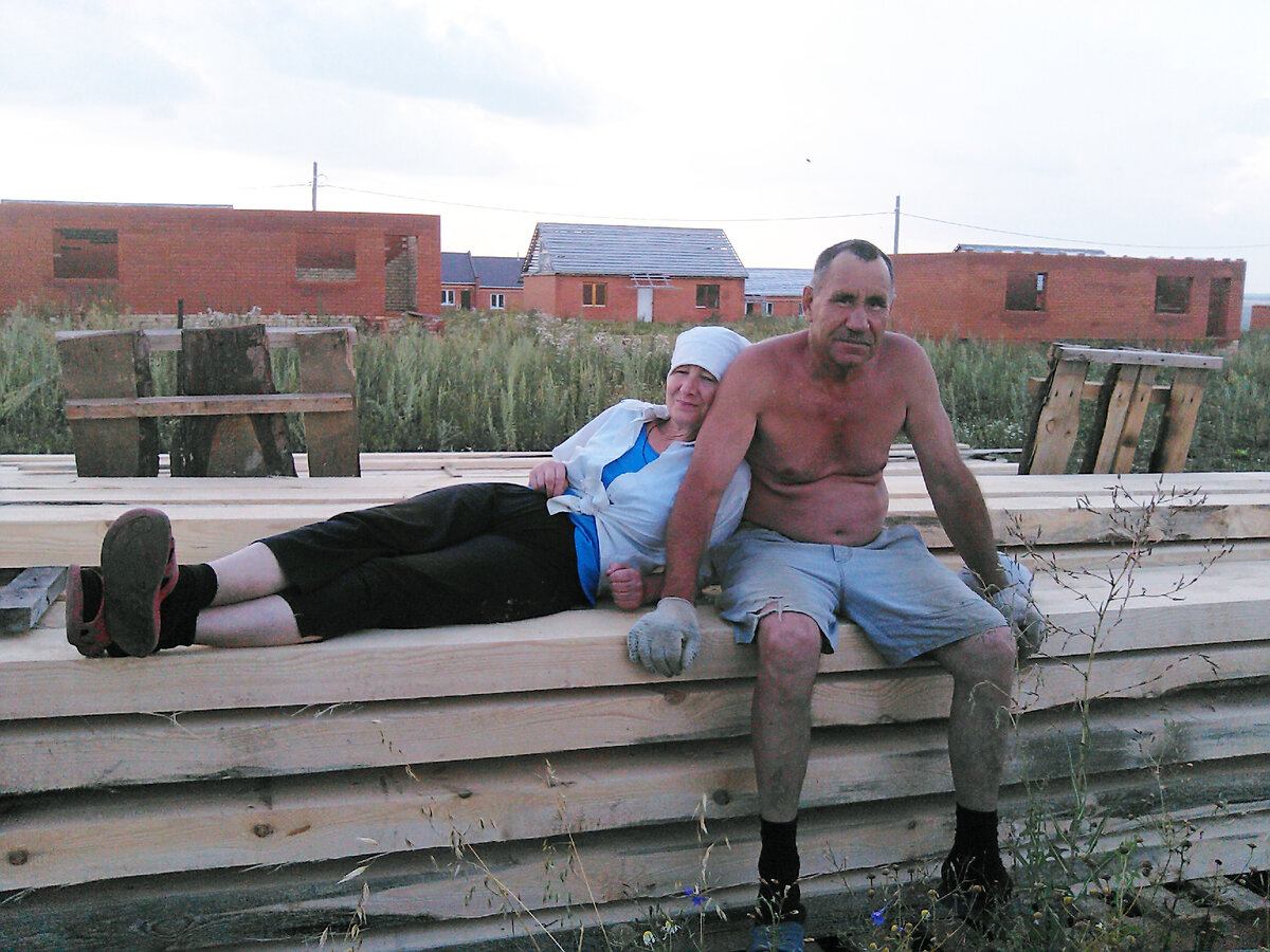 Родители помогают в строительстве. Снимаю со стороны дома. А сзади виднеется металлический столбик - там уже начинается другой участок. @ Горбунов Сергей