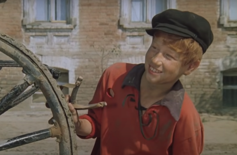 Рогатка - неизменное оружие мальчишек 20 века. Кадр из фильма "Не может быть!"