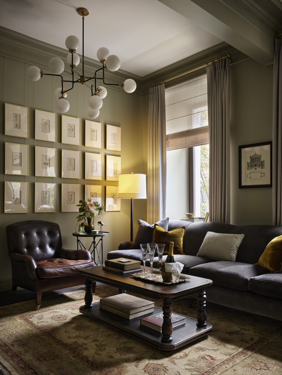 Гостиная. Диван, Lee; журнальный столик сделан на заказ в мастерской “НВС”; кресло, George Smith; торшер и люстра, Visual Comfort & Co.; винтажные ботанические иллюстрации из art NE gallery, в багетах от “Рама в интерьере”; ваза из салона “3 Сороки”; бокалы из мастерской Кати Гердт; ведро для шампанского, Redecoration Store; книги, cалон “Коллекция”; комод, Schnadig; на нем винтажная лампа из Redecoration Store;­ ковер и гобелен, MarkPatlisStudio.