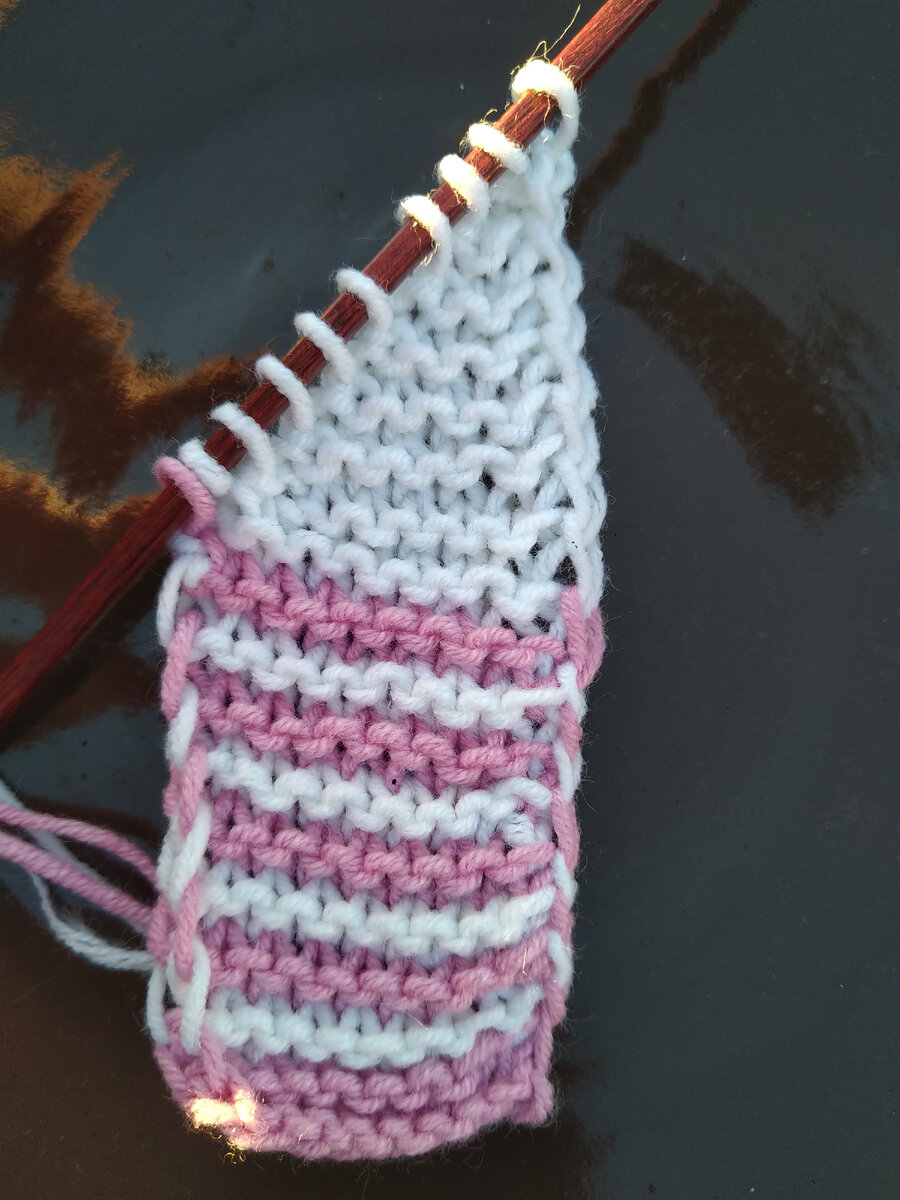 На начальных этапах фоном будет коричневая тарелка.