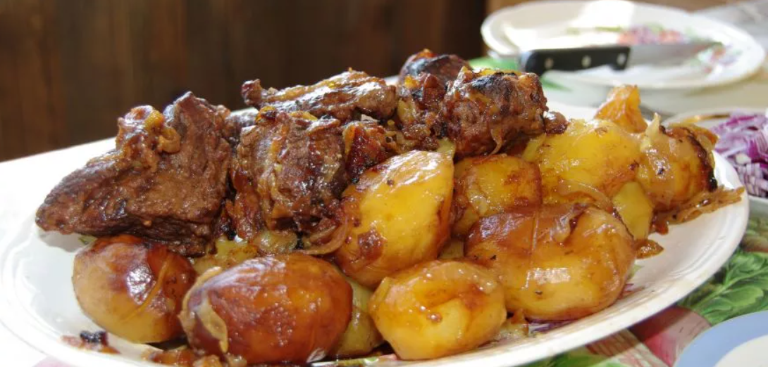 Мясо с картошкой в духовке казане. Баранина с картошкой. Баранина с картошкой в казане. Баранина с картофелем в казане. Бараньи ребрышки в казане с картошкой.