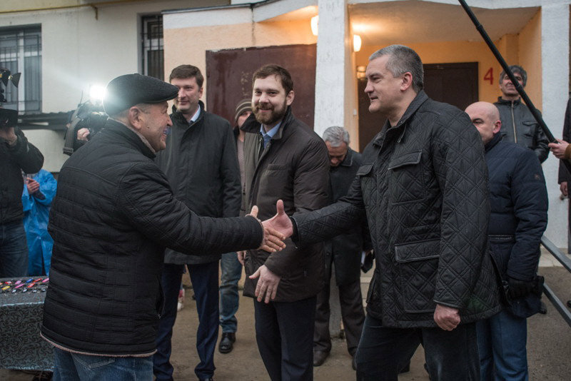 Глава Крыма Сергей Аксёнов вручает ключи от новых квартир в микрорайоне Фонтаны г. Симферополя