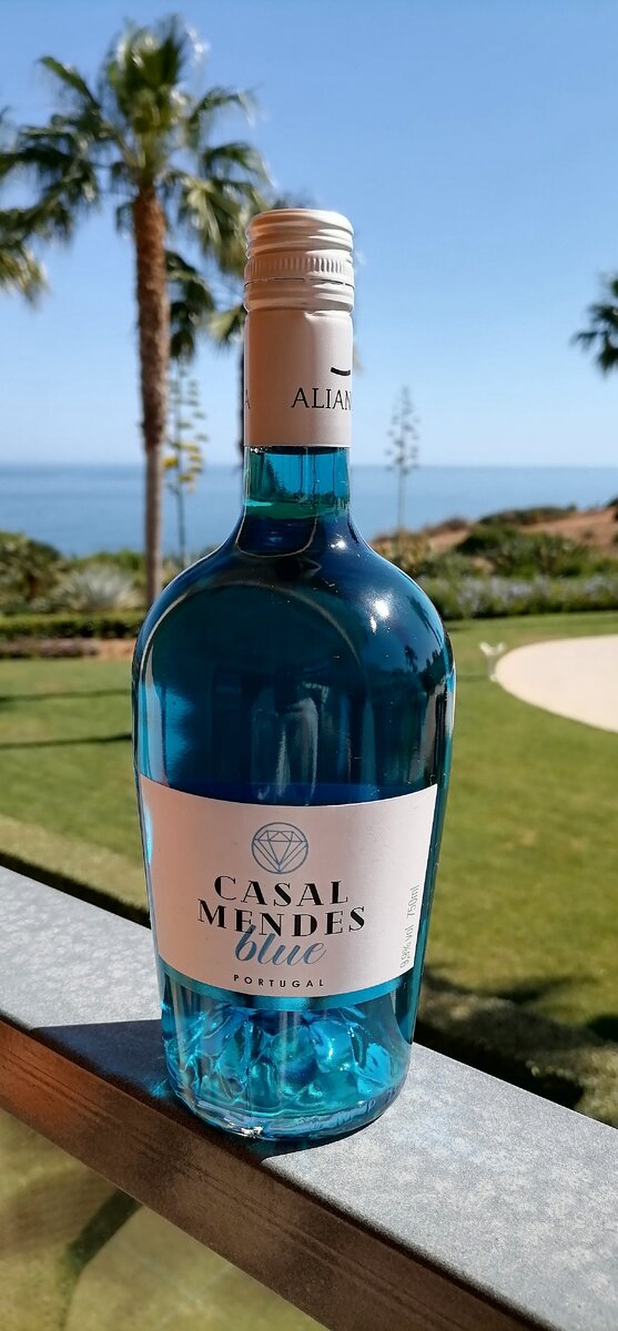 Голубое вино купить. Кипрское голубое вино. Голубое вино Кипр. Голубое грузинское вино. Португальское вино голубого цвета.
