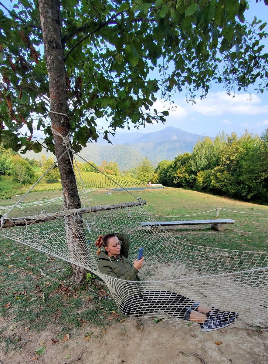 Позади меня поле, где и устанавливают воздушные шары перед подъемом.