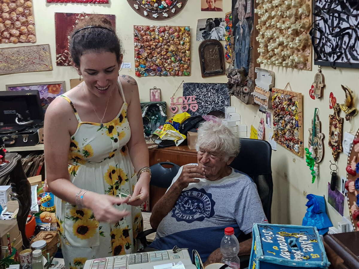 Нисан со своей дочерью Сиван в музее.