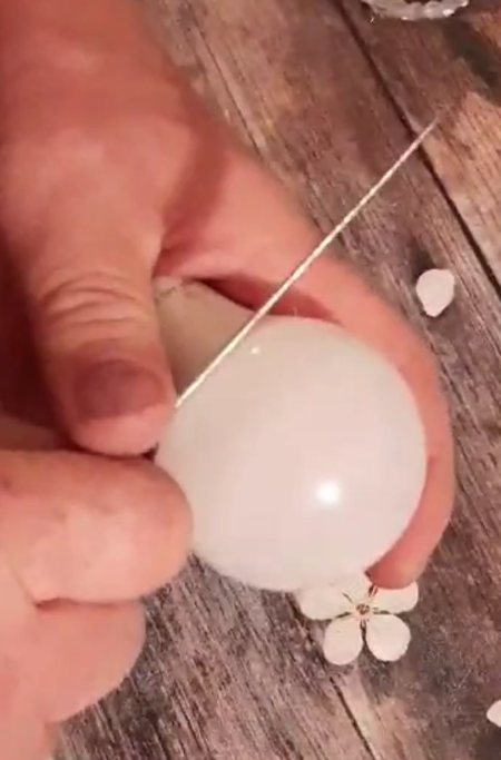 Прорезаем место соединения рассеивателя и цоколя ножом.