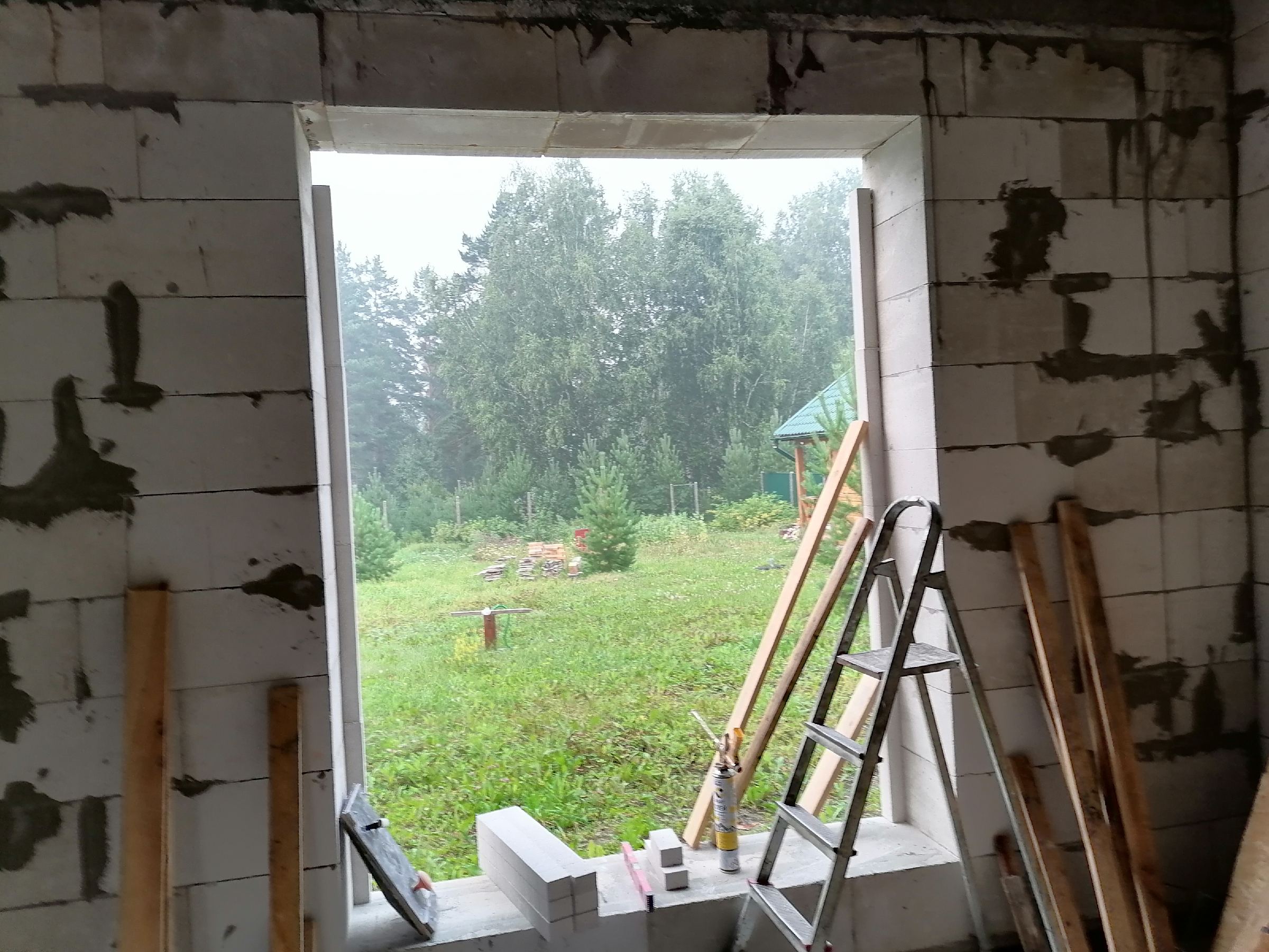 Монтаж четвертей в оконные проемы из обрезков газобетона. Простой способ сделать окна теплее9