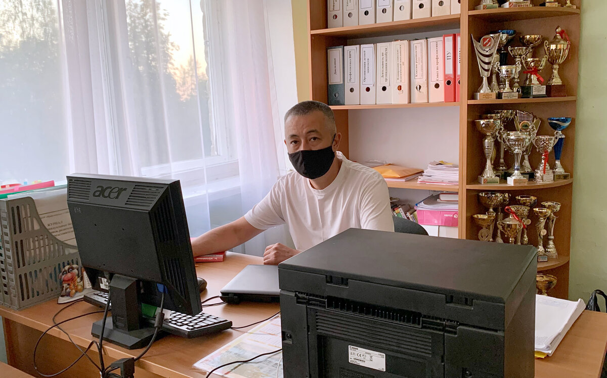 Сельский учитель во время работы на ОГЭ