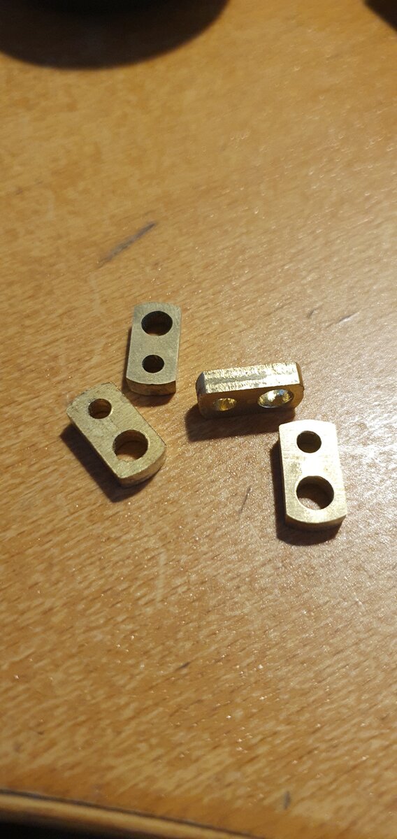 А вот детальки. Обратите внимание на боковую сторону - она крайне плохо обработана, по сравнению с верхней и нижней стороной.