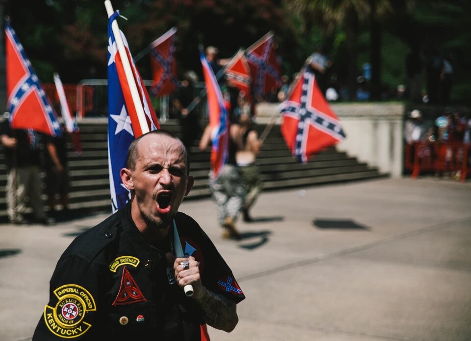 Член организации на митинге