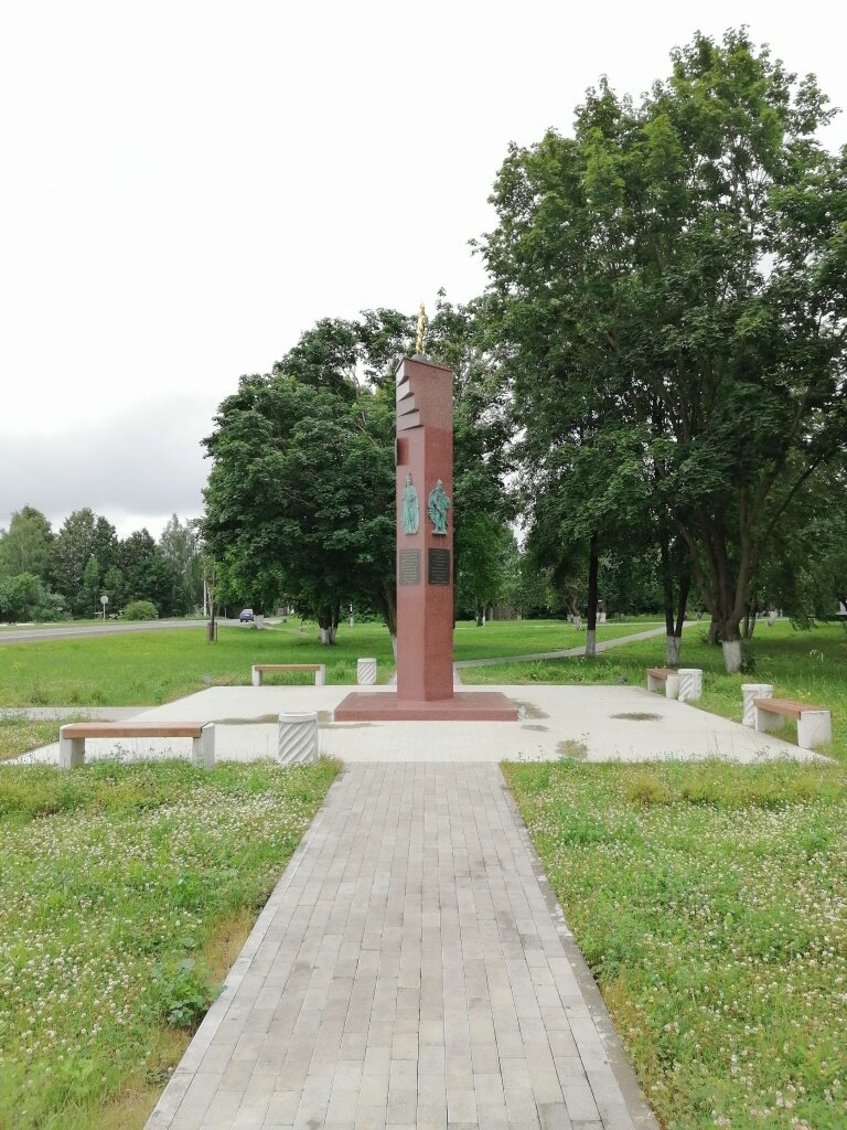 Стела на въезде в село Ярополец.