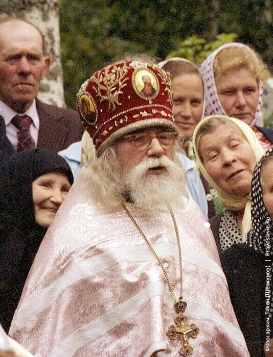 При жизни люди называли отца Иоанна «Чудотворцем». И хоть он по сей день не причислен к святым, считают его святым и относятся к нему, как к святому. Источник: http://dimitri.moseparh.ru/2019/02/05/pamyati-starca-arximandrita-ioanna-krestyankina-5-fevralya-2006-goda/