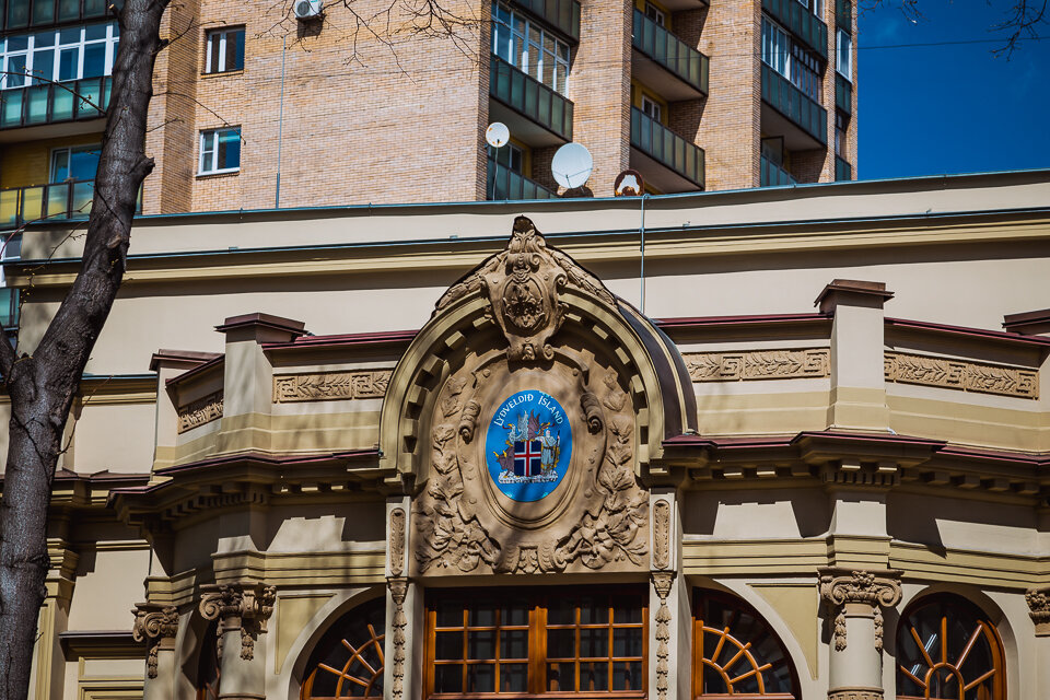 На переднем плане - дореволюционный особняк, где нынче располагается посольство Исландии, на заднем плане - "дом Калугиной" из к/ф "Служебный роман" (построен в 1970-е годы)