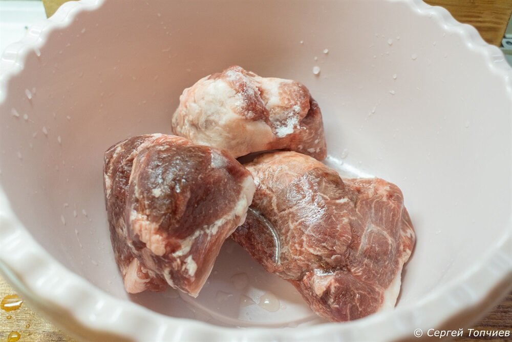 Замороженное мясо в чашке