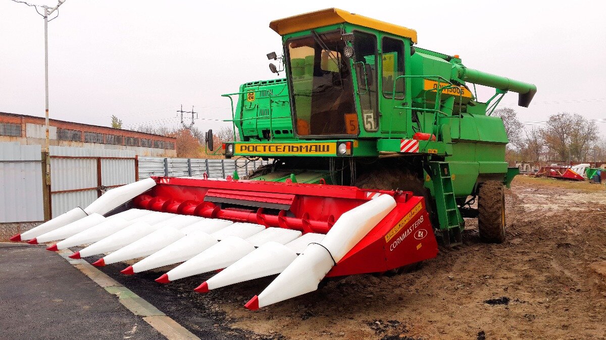 Зерноуборочный комбайн ДОН-1500Б с кукурузоуборочной жаткой CORNMASTER. Фото: agroteh-centr.ru