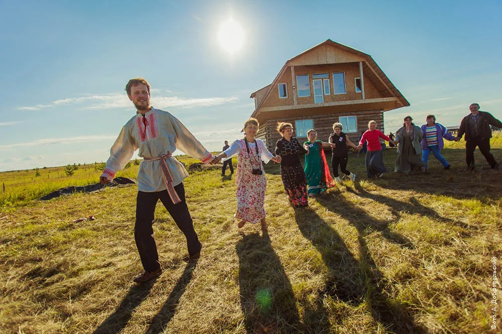 Родовое поместье на руси. Ковчег экопоселение Калужская обл. Эко-поселение "Медынька". Экопоселение родовое поместье. Поселение родовых поместий Ковчег.