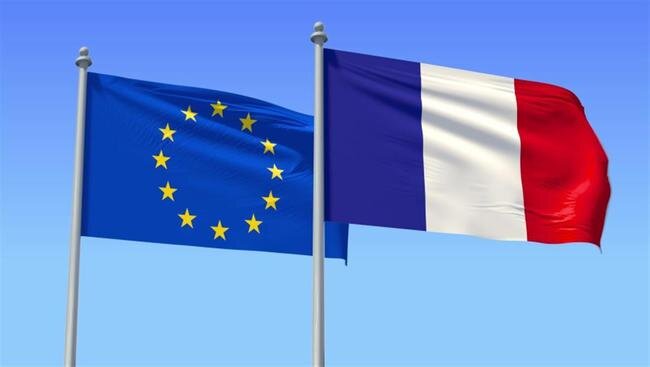 Старый национальный флаг и флаг ЕС