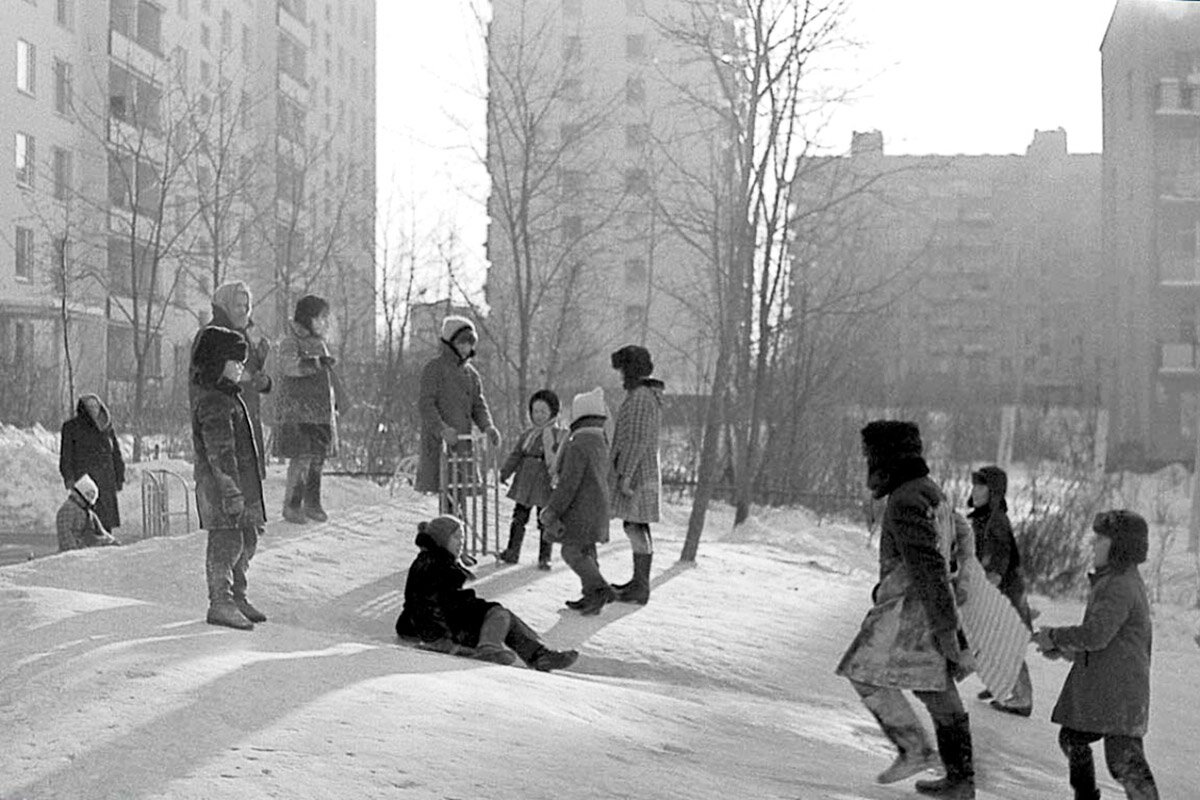Советские зимние. Детство СССР 80е Москва. Советское детство во дворе. Советское детство зимой. Советские дети во дворе.