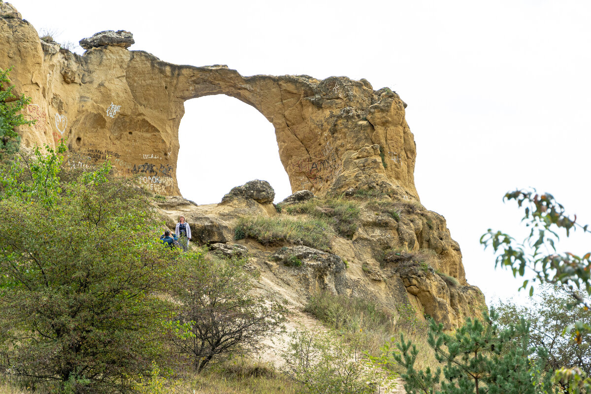 2. Крупный план каменного кольца.