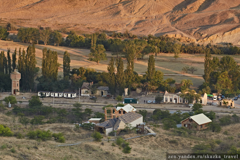 Весь вокзал сверху. Дальше было село