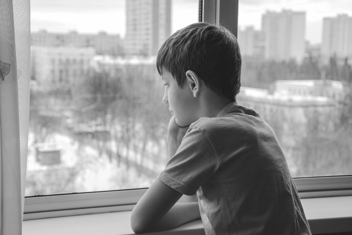 Песни девочка ждет мальчик. Мальчик у окна. Подросток у окна. Мальчик у окошка. Грустный мальчик.