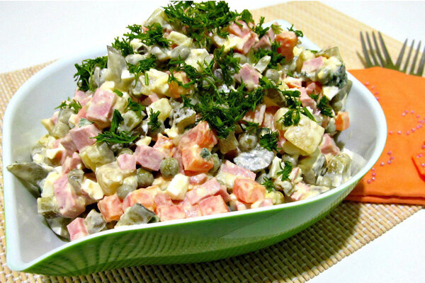 Салат "Оливье" с зеленью (фото: https://proreceptik.ru/olive.html)