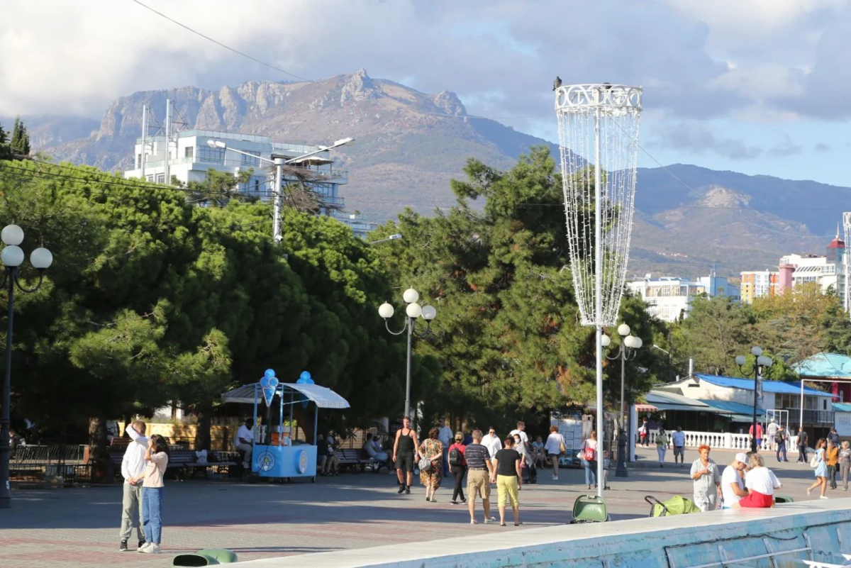 День города алушта. Алушта Крым набережная 2022. Алушта Центральная набережная 2022. Набережная Алушты 2022. Центральная набережная Алушты 2023.