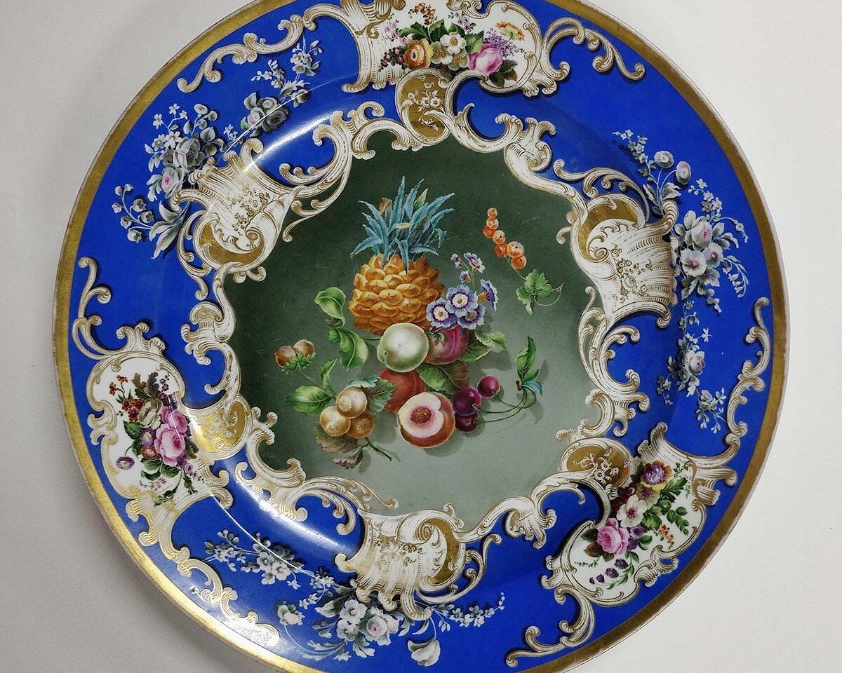 Блюдо - 1850-е-1860-е годы, диаметр 42,3. "Курская государственная картинная галерея имени А.А. Дейнеки", источник https://goskatalog.ru/ 