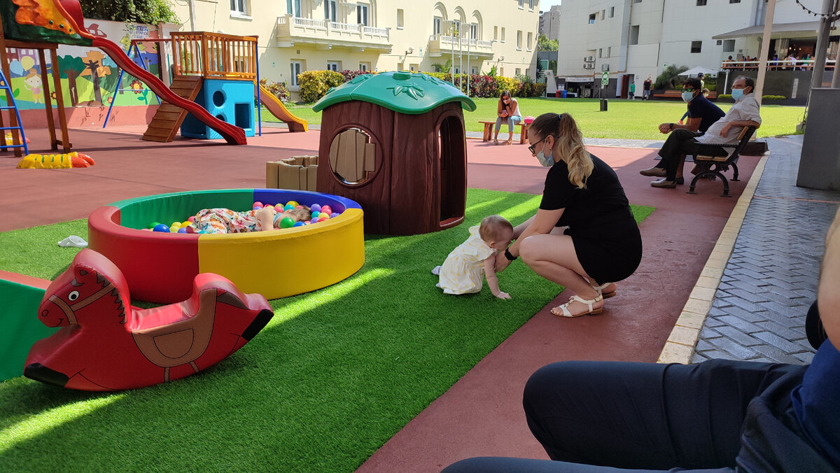 Старшая внучка спряталась в бассейне с мячиками. Младшая без мамы никуда.