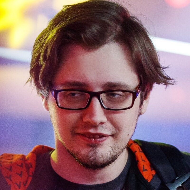 
Арсений ArsZeeqq Усов:«На [V-Tune] вся игра [NAVI] строится. Я согласен, что [его игра сейчас] хуже, чем было год назад, но в любом случае я считаю его лучшим игроком этой команды на данный момент. Я никогда не списываю со счетов Вову No[o]ne, но я не знаю... То, что я вижу, когда смотрю их реплеи — я бы тоже начал играть хуже на месте Вовы. Мне кажется, у него крыша едет от количества рандомных действий [на карте].
 
 Думаю, на ALOHADANCE это и завязано. Просто откройте любой реплей: чел, после того как сдох на линии, — ни тайминг руны, ничего — просто летит на 6:30 в мид и нажимает Smoke of Deceit с мидером (против Virtus.pro игра), и они идут убивать Clinkz. Да, они убили Clinkz. Поменяло ли это что-то в игре? Нет, это сделало только хуже. Мне просто плохо становится, когда я это в играх вижу. Это просто жесть. <...>
 
 Я, как человек, который работал с Вовой год, знаю, что ему нравится, когда все суперструктурировано и суперчетко. Думаю, у него крышак едет невероятно от таких плеев».