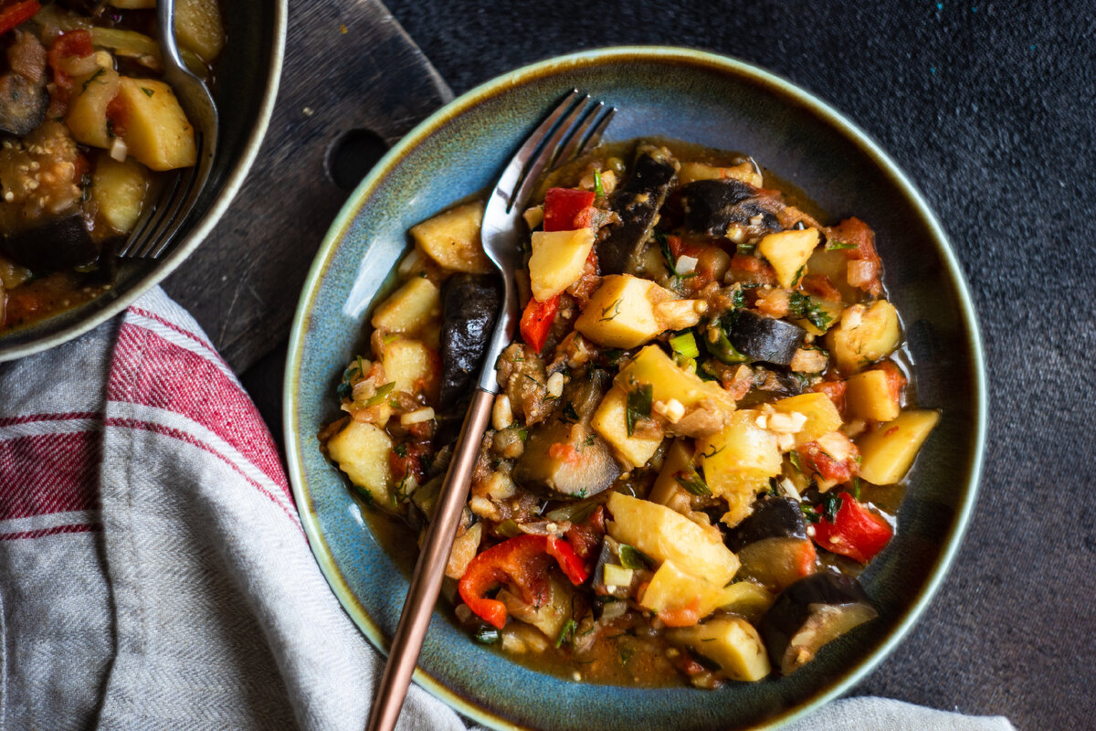 Овощное рагу с баклажанами, картошкой и мясом