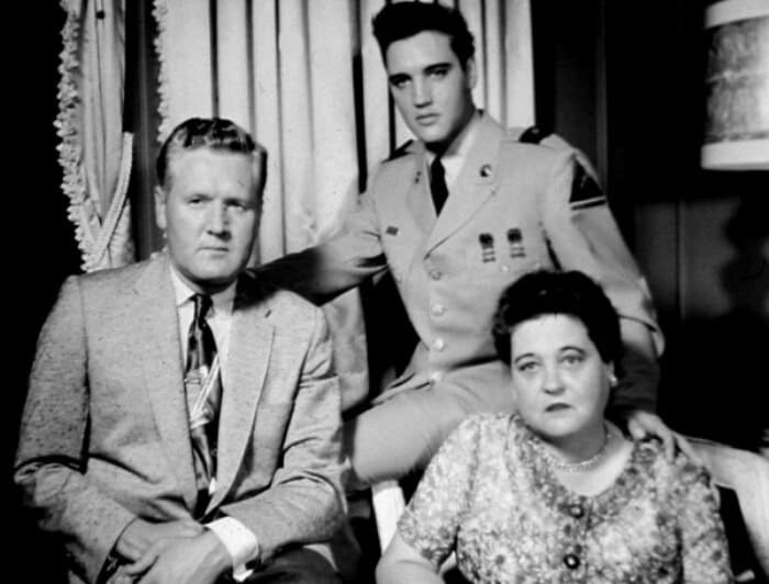 Элвис с родителями