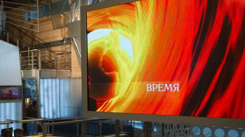 Фото: скрин В эфир программы новостей на Первом канале ворвалась девушка с плакатом