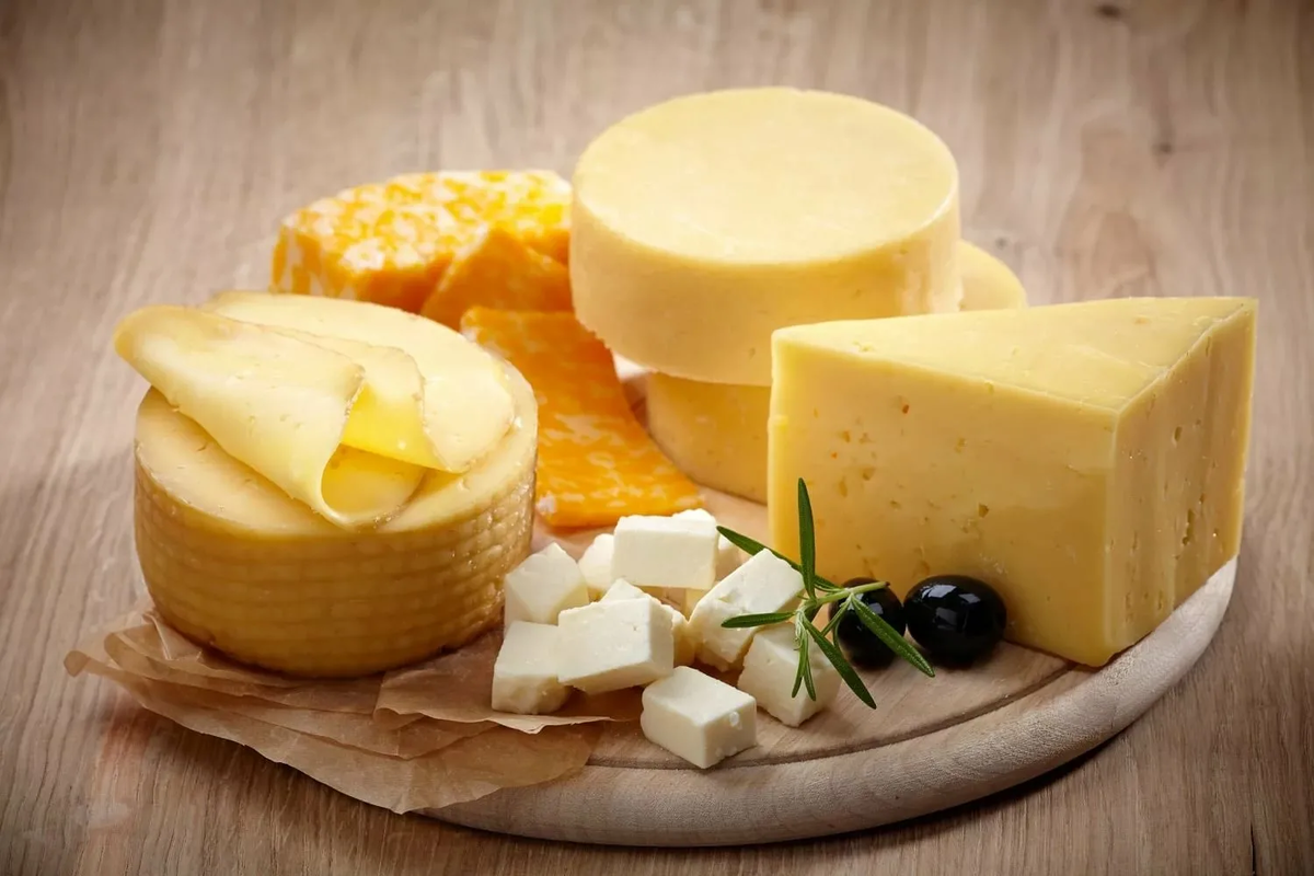 Сыр - это излюбленный многими молочный продукт. Он бывает твердым, мягким, с пряностями и различными добавками. На полках магазинов можно встретить сыры на любой вкус и различной ценовой категории.