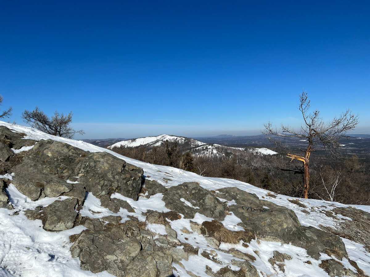 Вид с горы Сугомак на гору Егоза