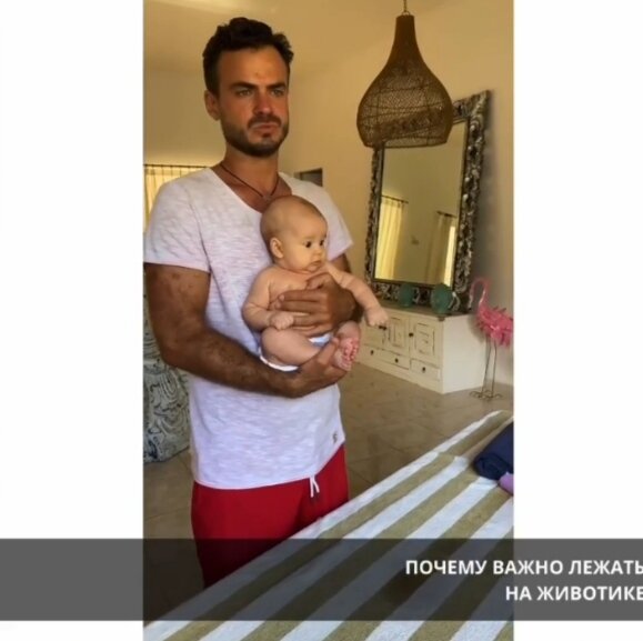 Молодые мамы часто боятся лишний раз взять малыша на руки. А тут целое спецзадание — перевернуть его на живот.
Какая цель пребывания новорожденного на животе? Так ли оно нужно ребенку? Разбираемся вместе. 
⠀
Лежание на животе — первая гимнастика для малыша.
⠀
Благодаря позе на животике:
✔️малыш учится держать голову
✔️в первые месяцы жизни лежание на животе – это отличная профилактика колик и вздутия
✔️ребенок смотрит на мир с другого ракурса и накапливает впечатления, а значит интеллектуально развивается
⠀
☝Выкладывать ребенка на живот можно с первого дня жизни с прищепкой❗
⠀
Но если боитесь, что малышу больно или неудобно, дождитесь заживления пупка. Обычно на это уходит не больше одной-двух недель.
⠀
‼️Подведем итог:
⠀
✔лежание на животе готовит мышцы ребенка к самостоятельному держанию головы, переворачиванию и другим навыкам
⠀
✔начинать выкладывать малыша можно уже в роддоме
⠀
✔количество выкладываний в день должно быть не менее 5-6 раз, а лучше 10
⠀
✔при сильном физиологическом тонусе задней поверхности шеи и спины выкладывания лучше отложить
⠀
В своем Школе активного ребёнка я обучаю мам, как правильно учить малыша лежать на животике, а также делать оздоровительный массаж и упражнениям для гармоничного физического развития их крох.
⠀
Правильное выкладывание новорожденного на живот – отправная точка для его дальнейшего развития!
⠀