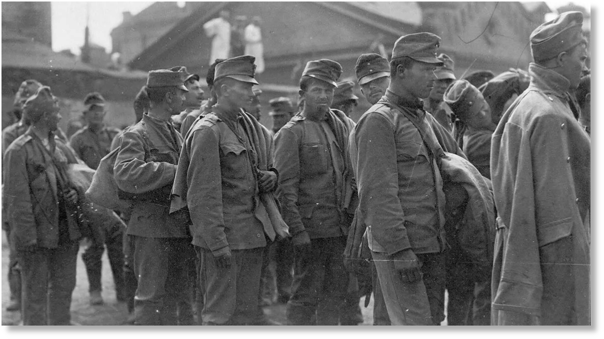 Австрийские военнопленные, в русском плену. 1916год. Архивное фото.