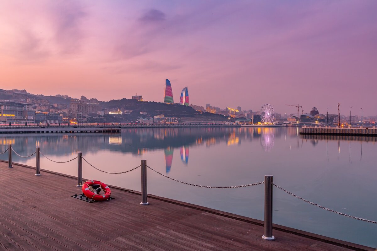 Набережная Каспийского моря Баку (Азербайджан)