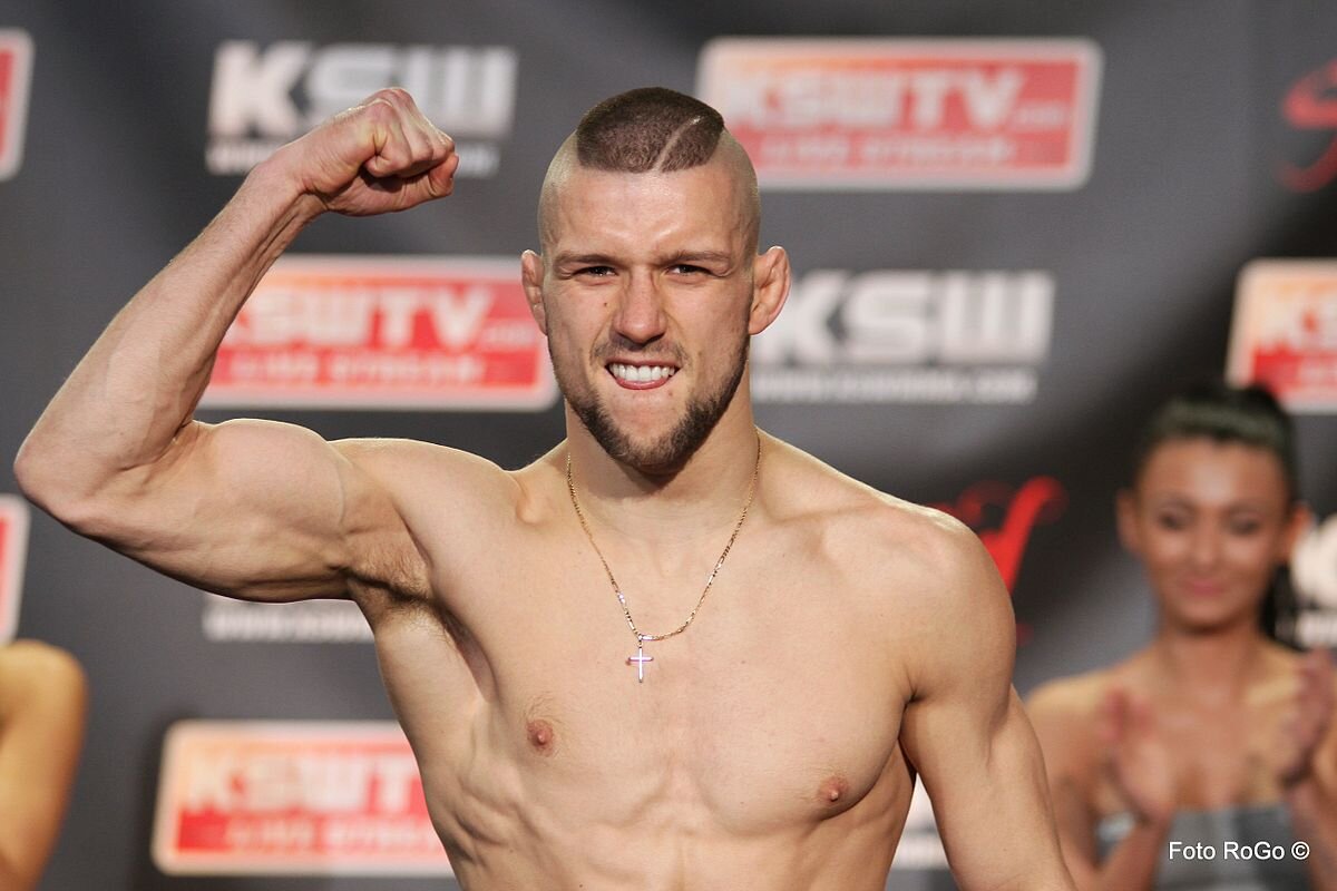 Матеуш Гамрот в UFC в октябре 2020 года раздельным решением потерпел первое поражение в поединке с Гурамом Кутеладзе (12-2), в апреле прошлого нокаутировал Скотта Хольцмана (14-5), в июле поймал на кимуру Джереми Стивенса (28-20), а в декабре нокаутом одолел Диего Феррейру (17-5), вышедшего с травмой. За пределами октагона поляк отметился победами над такими бойцами, как Норман Парк (29-7-1), Мансур Барнауи (19-4) и Мариф Пираев (27-4-1).

12 из 20 выигранных Гамротом боев закончились досрочно, причем 7 из них — нокаутом.

На сегодняшний день Матеушу Гамроту 31 год, его рост составляет 178 см, опыт выступлений в проф. ММА — 10 лет.